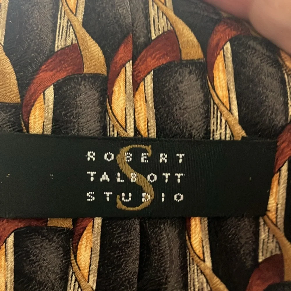 FINAL MARKDOWN Robert talbott Geometric Patterned Tie in Black and Gold
